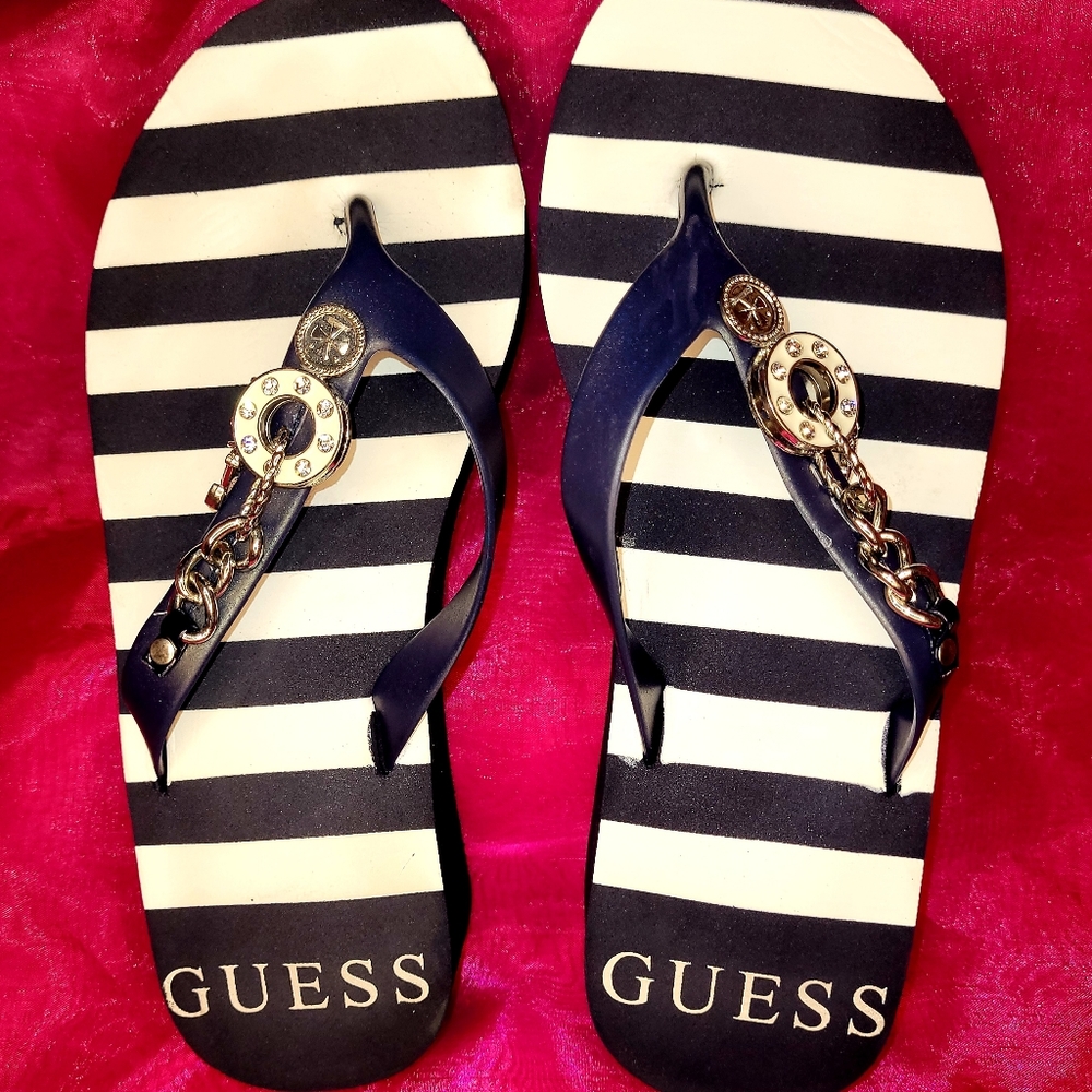 GUESS 6 1/2 STRIPED NEW NAVY WHITE SILVER CHARMS FLIP FLOPS SHOES